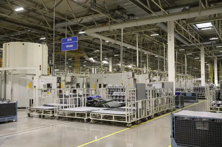 出售来自Hyundai现代-6缸手动变速器制造厂的成套机械设备【捷克】